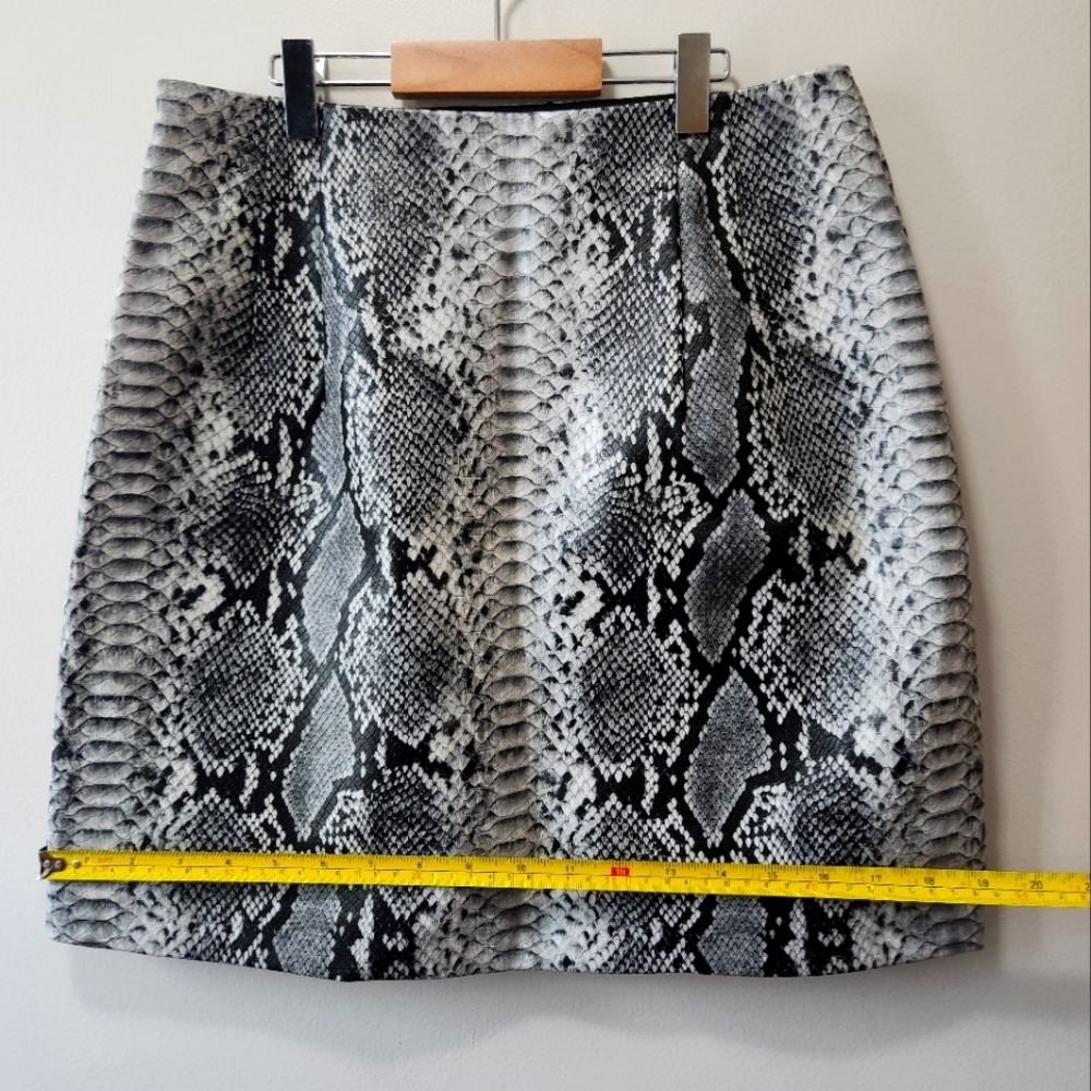 Dynamite Size M Animal Print/Snake Pattern Mini Skirt Black/White Zipper Closure - Picture 6 of 8